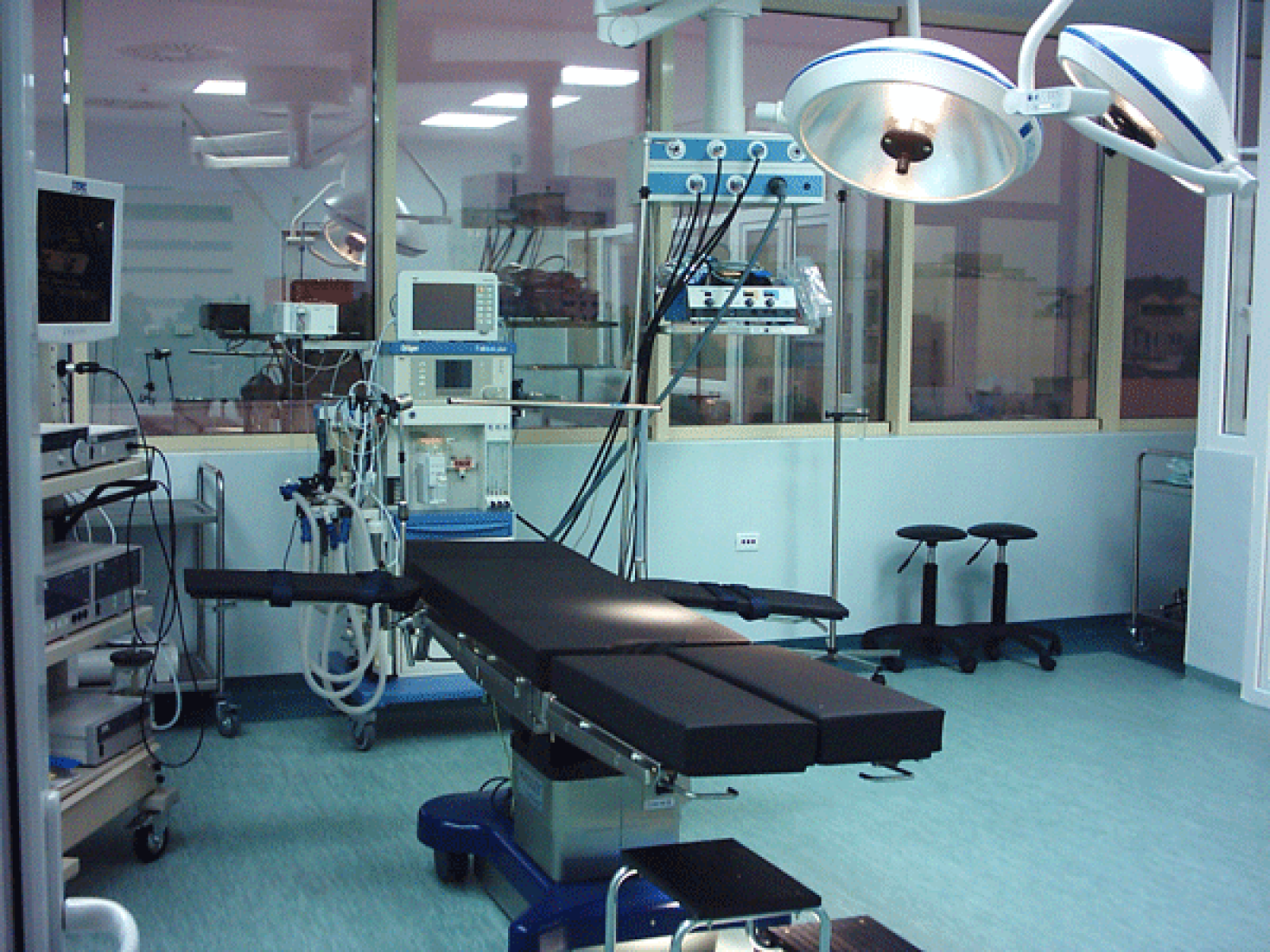 MEDSTAR General Hospital - sala-de-operatie1.png