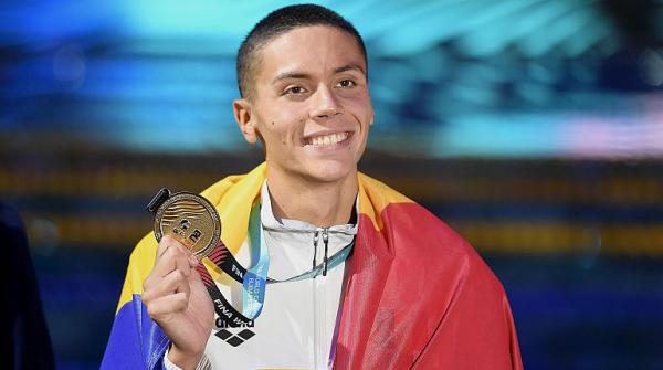Gest deosebit al lui David Popovici. Multiplul campion la natatie a donat medalia de la Mondiale in semn de speranta pentru copiii bolnavi de cancer Gest deosebit al lui David Popovici. Multiplul campion la natatie a donat medalia de la Mondiale in semn de speranta pentru copiii bolnavi de cancer