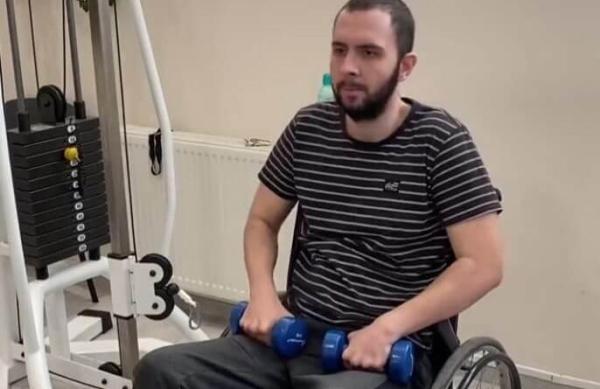 Imobilizat în scaun cu rotile, șansa lui este în Elveţia! La numai 25 de ani, Iulian Ovidiu Anton a „fost condamnat la o viață de chin și depresii” Imobilizat în scaun cu rotile, șansa lui este în Elveţia! La numai 25 de ani, Iulian Ovidiu Anton a „fost condamnat la o viață de chin și depresii”