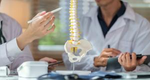 Operatia de vertebroplastie, solutie pentru refacerea vertebrelor 