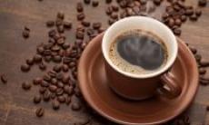 Consumul zilnic de cafea reduce cu 20% riscul cancerului de piele