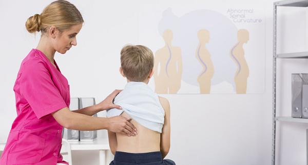 Durerile de spate si oase la copii si adolescenti: de ce apar si cand trebuie sa ne facem griji? Durerile de spate si oase la copii si adolescenti: de ce apar si cand trebuie sa ne facem griji?