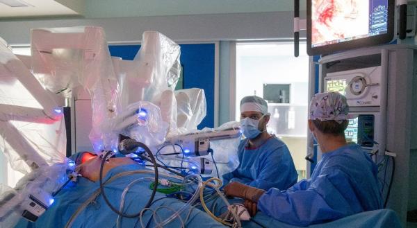 Premiera nationala: MedLife Polisano Sibiu, singurul spital privat din Romania care a realizat o tiroidectomie cu robotul da Vinci prin tehnica BABA Premiera nationala: MedLife Polisano Sibiu, singurul spital privat din Romania care a realizat o tiroidectomie cu robotul da Vinci prin tehnica BABA