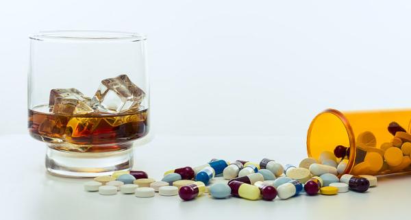Ce se intampla cand amestecati alcoolul cu medicamentele Ce se intampla cand amestecati alcoolul cu medicamentele
