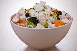 Salata de orez brun cu pui Salata de orez brun cu pui