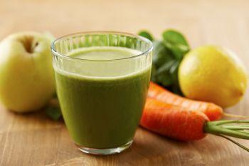 Suc natural de mere, morcov si lamaie Suc natural de mere, morcov si lamaie