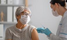 Vaccinul AstraZeneca poate fi administrat si persoanelor cu varste cuprinse intre 65 si 75 de ani