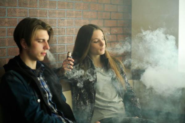 Avertisment pentru tinerii care vapeaza: au de pana la 7 ori mai multe sanse sa contracteze coronavirusul Avertisment pentru tinerii care vapeaza: au de pana la 7 ori mai multe sanse sa contracteze coronavirusul