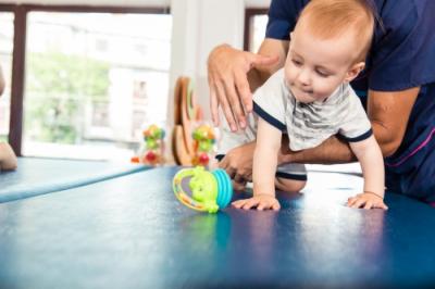 De ce sa mergem cu bebelusul sau copilul la kinetoterapie?