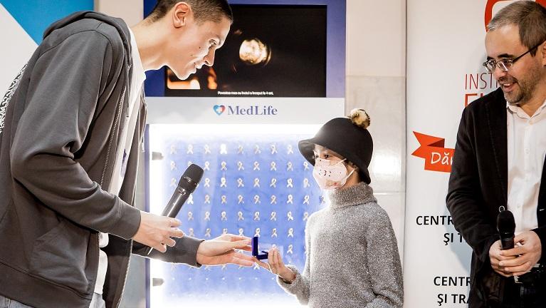 In cadrul programului MedLife de testare genetica, David Popovici a oferit primele 20 de fundite aurii din medalia de la Mondiale copiilor care au supravietuit cancerului 