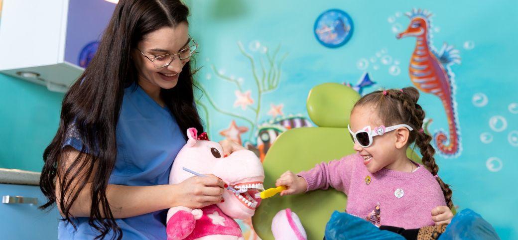 Vizitele matinale la medicul stomatolog pediatru: de ce pot face diferenta pentru copil