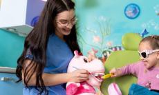 Vizitele matinale la medicul stomatolog pediatru: de ce pot face diferenta pentru copil