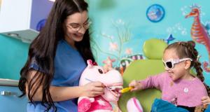Vizitele matinale la medicul stomatolog pediatru: de ce pot face diferenta pentru copil