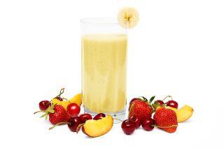 Smoothie cu banane, afine si capsune