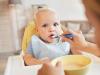 Cand ar trebui introduse alimentele solide in dieta unui bebelus?