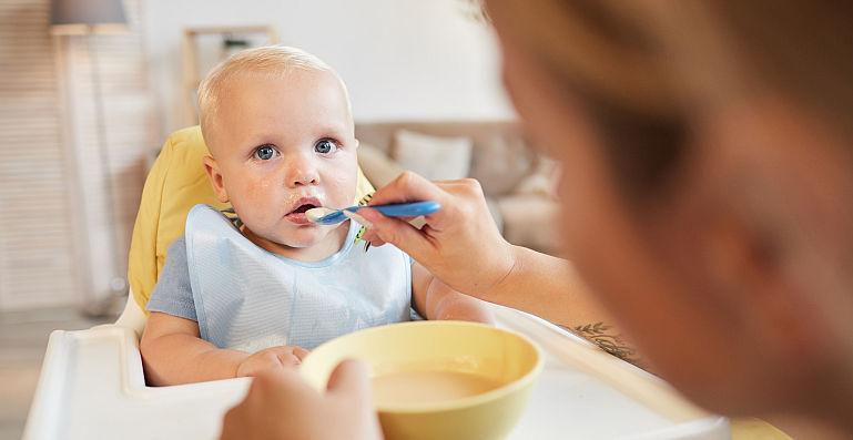 Cand ar trebui introduse alimentele solide in dieta unui bebelus?