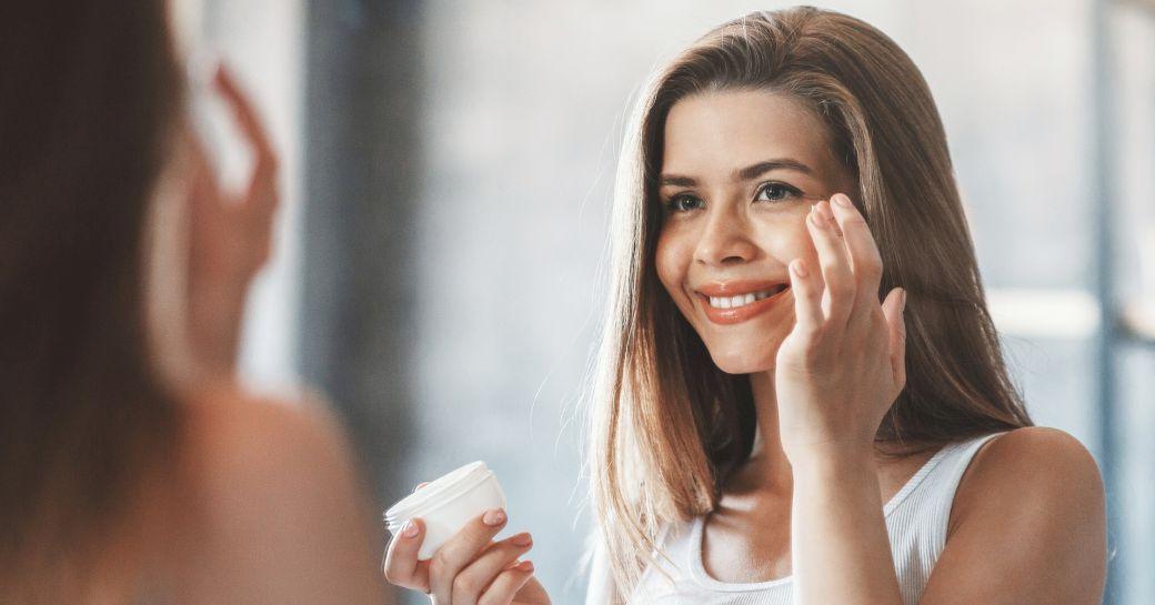 Acid salicilic vs niacinamide vs retinol: cum alegi fara sa-ti iriti tenul