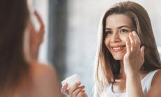 Acid salicilic vs niacinamide vs retinol: cum alegi fara sa-ti iriti tenul