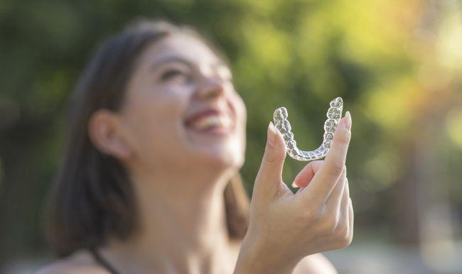 Alignerele dentare – solutia invizibila pentru un zambet perfect aliniat