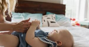  5 greseli comune pe care le fac parintii atunci cand aleg un scutec pentru un bebelus activ