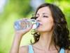 Specialistii recomanda consumul de lichide constant, nu doar cand apare senzatia de sete