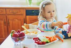 Patru reguli de respectat cand prepari masa copiilor