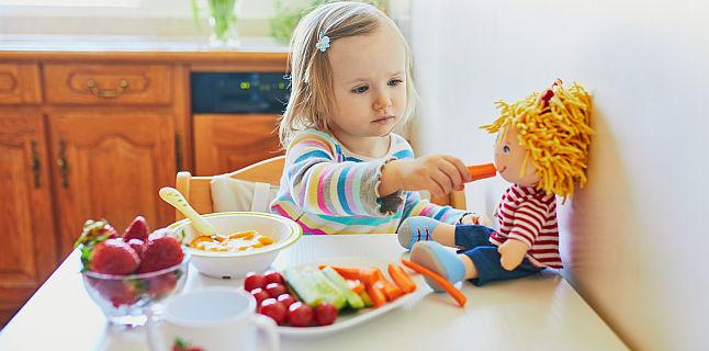 Patru reguli de respectat cand prepari masa copiilor