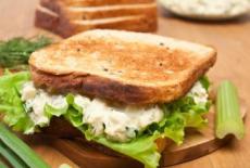 Sandwich rapid cu salata si ou