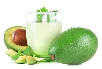 Smoothie cu avocado si lapte de migdale